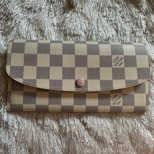 Classic beautiful new Louis Vuitton “Emilie Wallet”